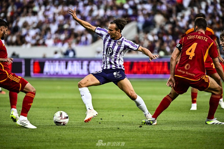 出击出了个寂寞！邵镤亮弃门出击失误，奥乌苏助攻布彭扎轻松破门.